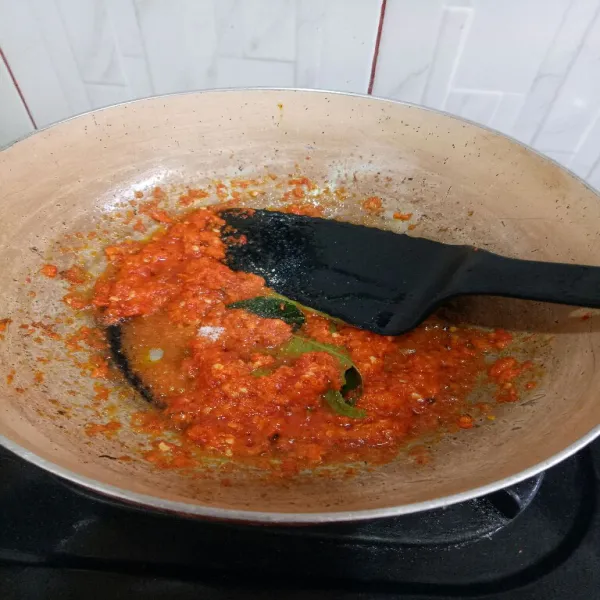 Beri garam, gula pasir, dan merica, lalu aduk merata. Masak hingga matang.