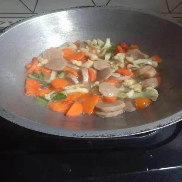 Terakhir masukkan bakso aduk rata, masak sampai semua sayuran matang. Koreksi rasa.