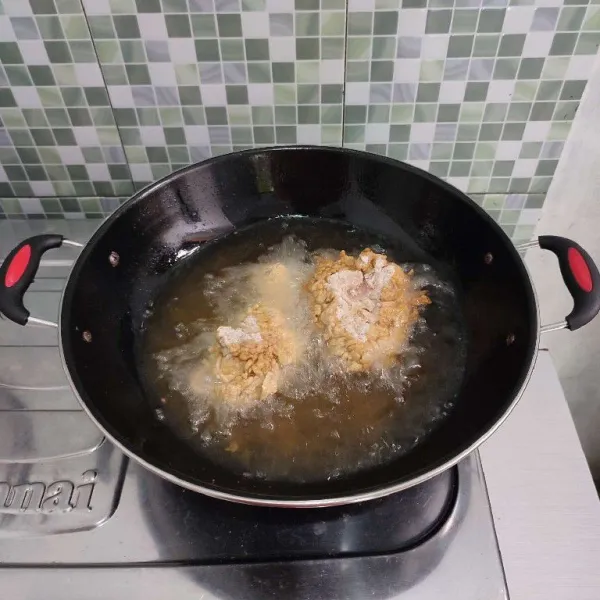 Goreng ayam dalam minyak panas yang sudah dipanaskan terlebih dahulu. Setelah ayam masuk, kecilkan api. Masak sambil sesekali dibolak-balik agar matang merata.