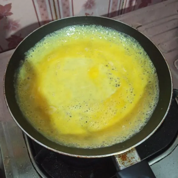Kocok lepas telur dan garam, kemudian tuang ke dalam teflon yang sudah diolesi dengan minyak goreng ratakan dan goreng hingga matang.