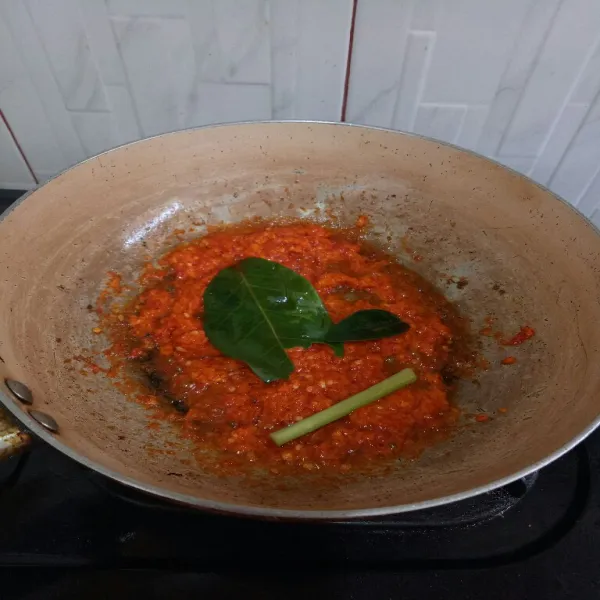 Blender halus cabe merah, bawang merah, dan bawang putih lalu tumis hingga wangi. Masukkan daun salam dan serei, lalu aduk rata.