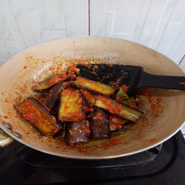 Masukan terong yang sudah digoreng tadi ke dalam cabe lalu aduk rata. Siap dinikmati.