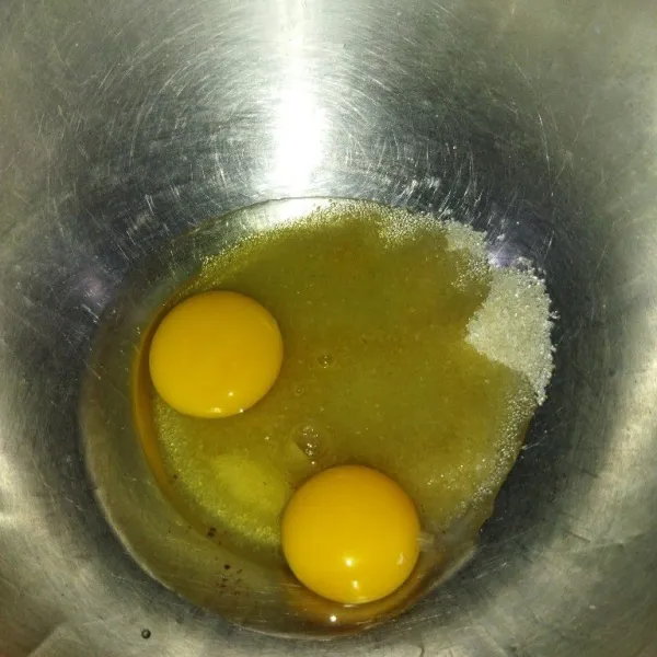 Siapkan wadah, masukkan telur dan gula pasir, lalu mixer hingga pucat.