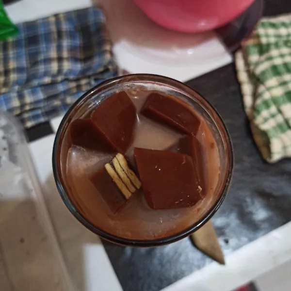 Masukkan jelly cokelat, lalu taburi dengan bubuk cokelat dan kental manis. Sajikan, jangan lupa diaduk.