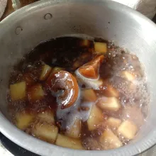 Setelah singkong dan ubi lunak, masukkan gula merah, gula pasir, dan garam. Aduk rata kembali. Lakukan test rasa.