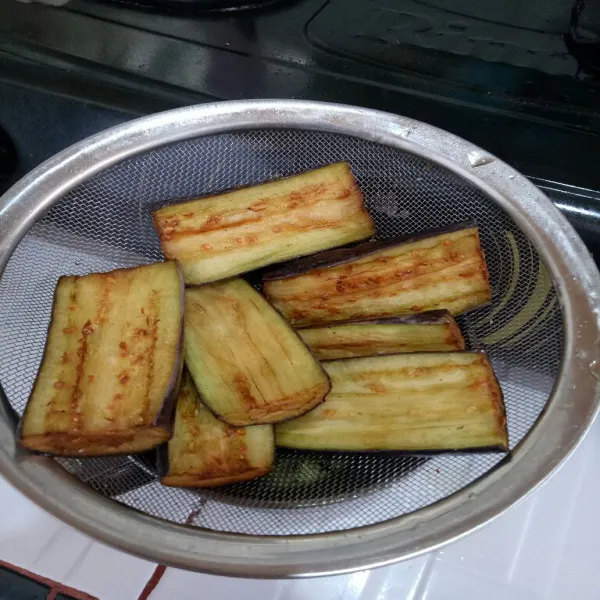 Angkat dan tiriskan.