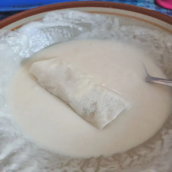 Setelah dibentuk celupkan kedalam tepung terigu
