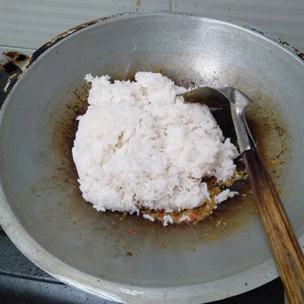 Masukkan nasi lalu aduk hingga tercampur rata, koreksi rasa.
