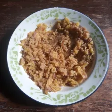 Kukus atau rebus ubi hingga empuk, haluskan dengan garpu selagi panas, sisihkan hingga dingin. Air pandan : blender halus air, daun pandan dan daun suji, saring dan tambahkan pewarna hijau secukupnya, aduk rata.