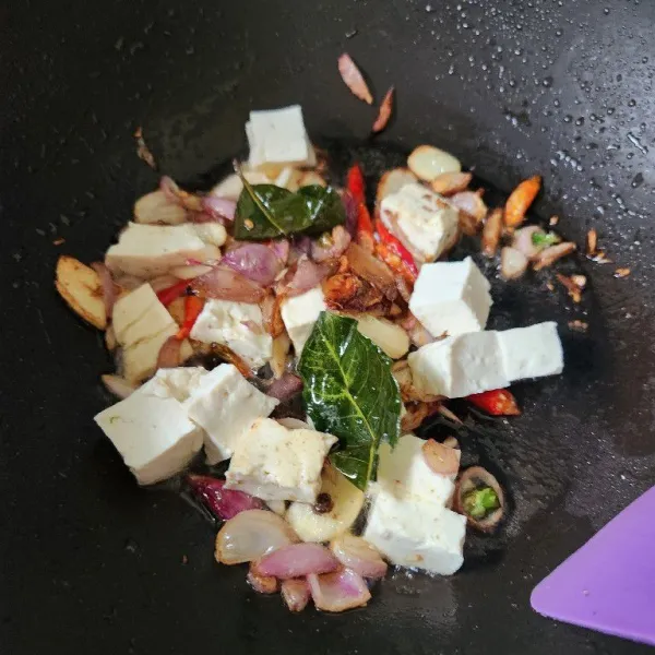 Masukkan tahu, masak sebentar.