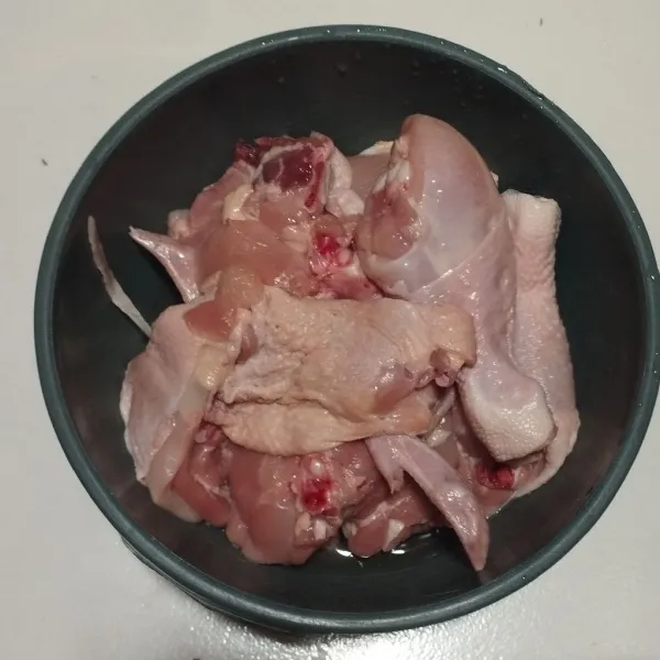 Cuci bersih ayam lalu sisihkan.