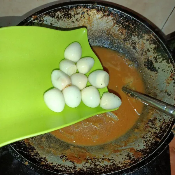 Masukkan air serta telur, serta bumbu lainnya, aduk rata dan tes rasa, masak sampai bumbu mengental.