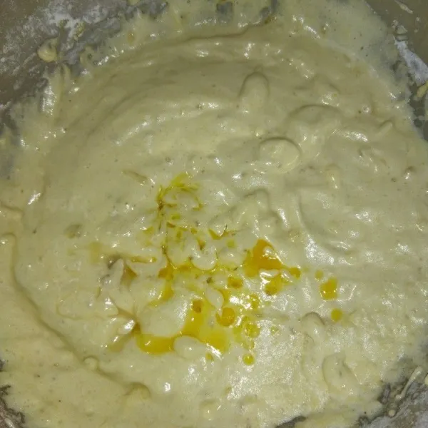 Tambahkan margarin leleh dan krimer kental manis, aduk dengan spatula.