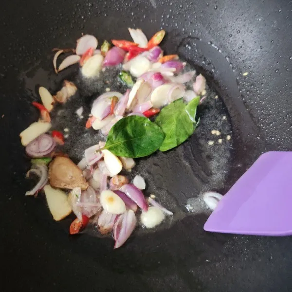 Tambahkan daun salam.