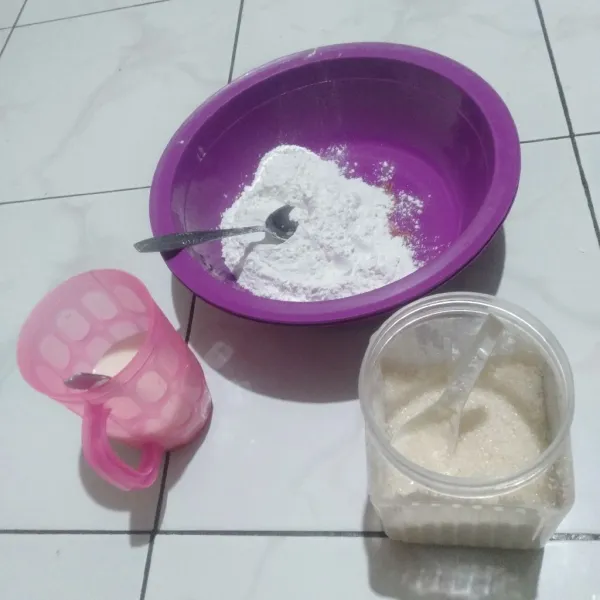Campurkan tepung ketan dengan gula pasir dan susu kental manis yang sudah ditambahkan air 180 ml, aduk hingga rata tidak ada yang menggumpal.