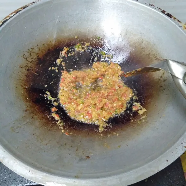 Tumis bumbu halus dengan minyak secukupnya, aduk rata hingga setengah matang.