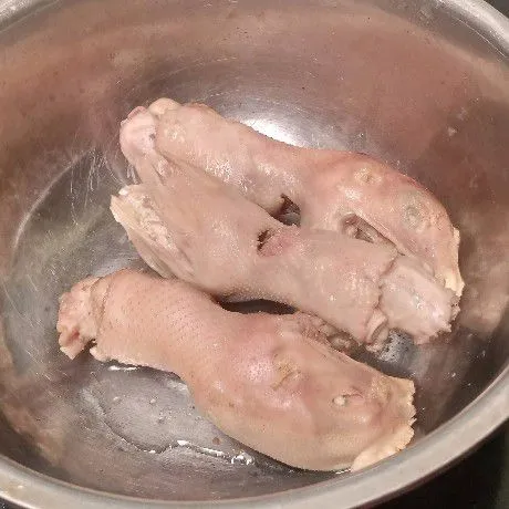 Bersihkan dahulu kepala ayam. Kemudian rebus bersama daun jeruk, daun salam, garam, kunyit bubuk, ketumbar bubuk. Setelah matang, angkat lalu tiriskan.