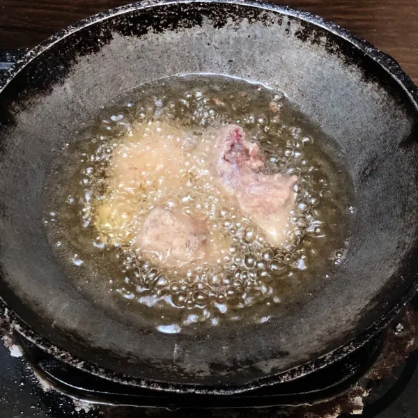 Goreng ayam yg sudah dimarinasi dan bawang putih secara bersamaan, dengan api sedang hingga berwarna golden brown. Ayam boleh digoreng selama 2x agar permukaan luarnya tahan lama crispynya. Tiriskan dan sajikan.
