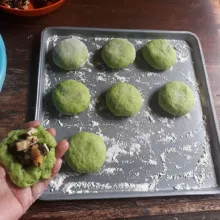 Kempiskan adonan dan timbang seberat 40 gram, bulatkan. Pipihkan adonan dan isi dengan bahan isian (step 2), bulatkan kembali. Diamkan selama 15 menit.
