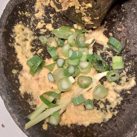 Sekarang ke bumbunya. Haluskan bumbu, tambahkan serai geprek, daun bawang dan daun jeruk
