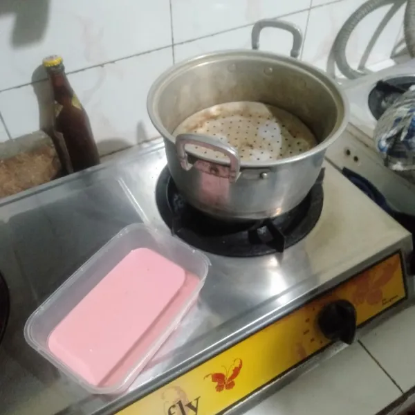 Kukus adonan dengan kukusan yang sudah dipanaskan terlebih dahulu, kukus kurang lebih 5 menit, hingga tidak lengket jika di tusuk dengan garpu. Sambil nunggu adonan matang, buat bahan isian, hancurkan biskuit coklat sesuai selera masing-masing, tambahkan susu kental manis lalu aduk hingga rata.