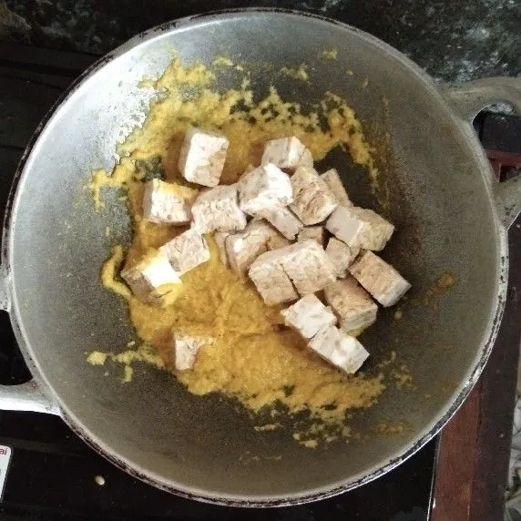 Tambahkan tempe, aduk hingga merata.