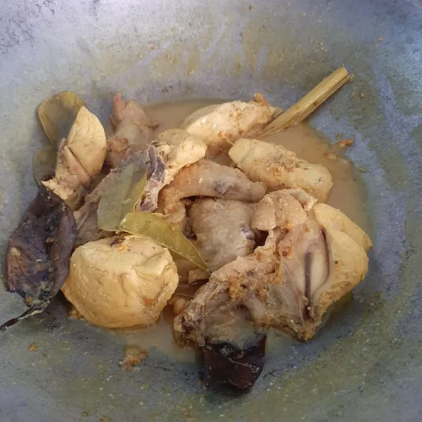 Masak hingga ayam empuk dan bumbu meresap. Tunggu dingin. Masukkan dalam wadah tertutup lalu simpan dalam freezer.