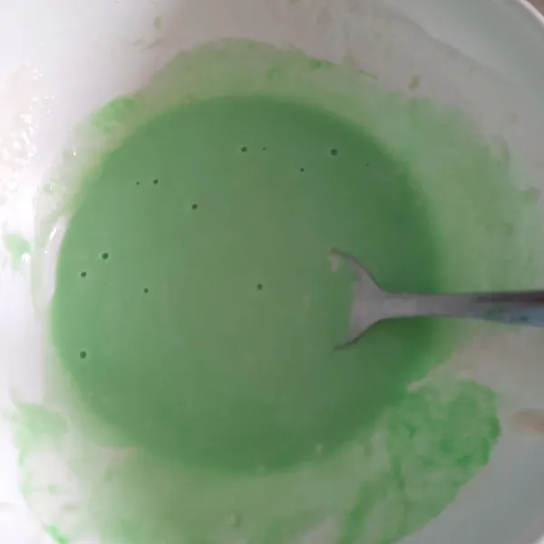 Tambahkan air sedikit demi sedikit sambil diaduk hingga rata dan tidak bergerindil. Tambahkan pasta pandan lalu aduk kembali
