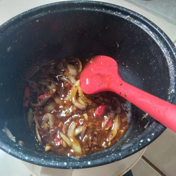 Tumis bawang bombay dan bawang putih lalu masukan lada hitam nya. Tumis sampai harum lalu masukan paprika/cabe nya dan saus nya, aduk"
