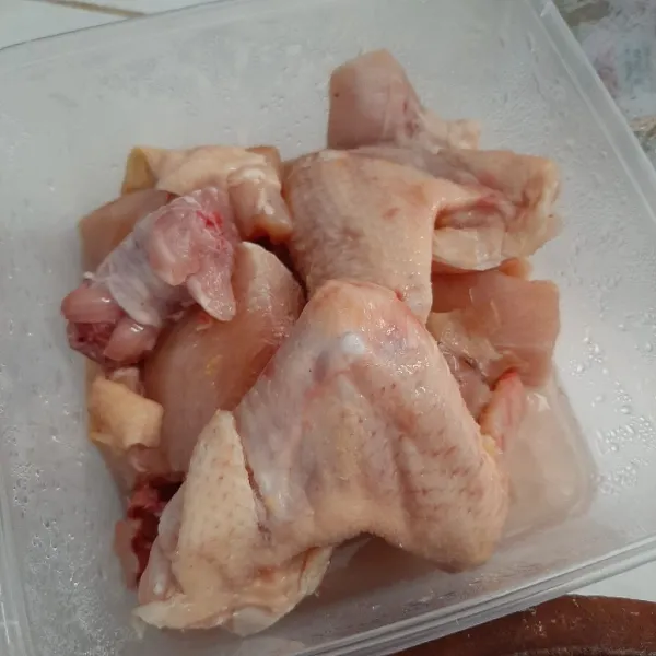 Cuci bersih daging ayam.
