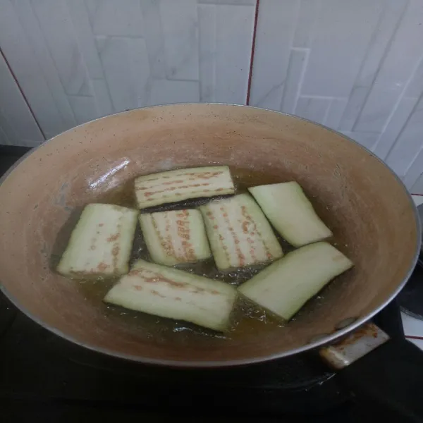 Panaskan minyak, goreng terong hingga matang.