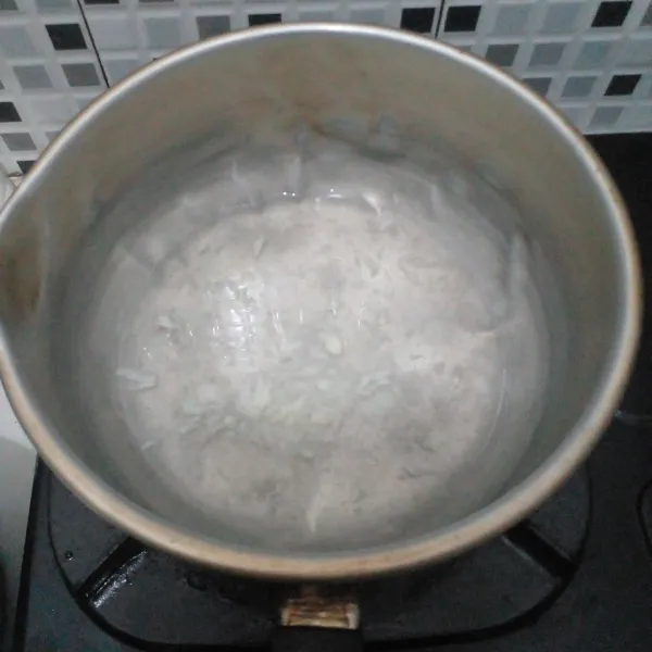 Hancurkan bawang putih kemudian campur ke rebusan air.