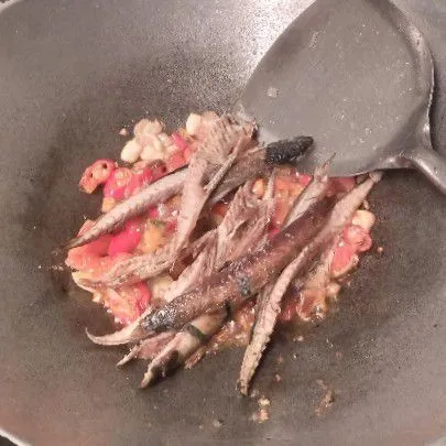 Masukkan ikan pindangnya.