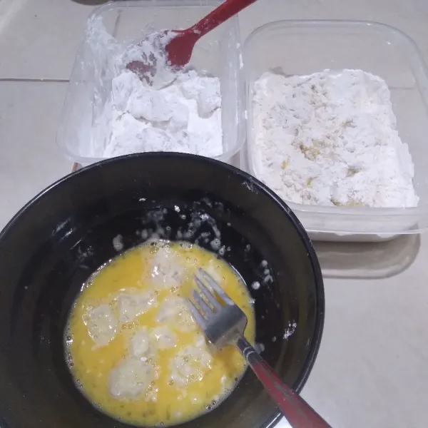 Lumuri ayam dengan maizena, lalu celupkan kedalam telur kocok. Lumuri lagi dengan bumbu tepung serbaguna
