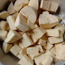 Kupas dan potong singkong juga ubi. Sisihkan.