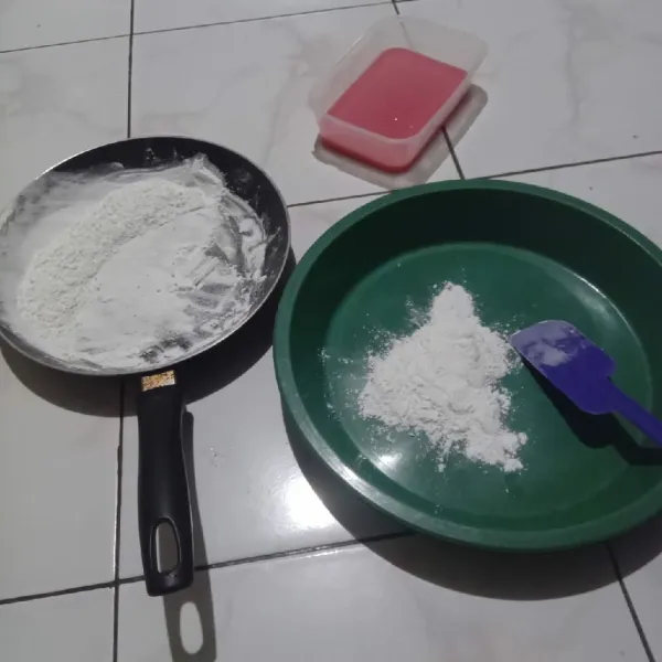 Setelah adonan matang, uleni sebentar, taruh di dekat tepung ketan yang sudah di sangari agar tidak lengket.