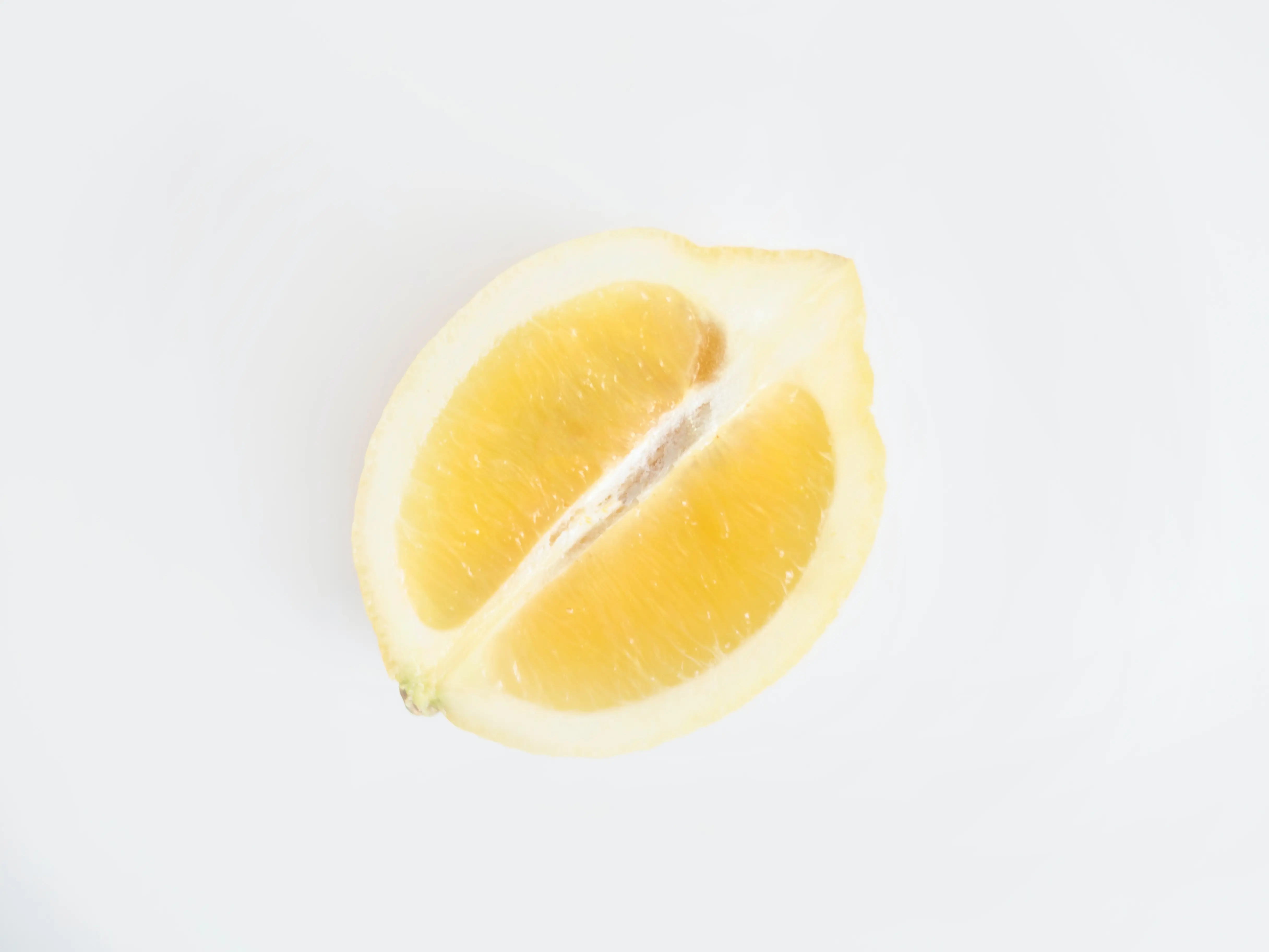 Sepotong buah lemon kuning