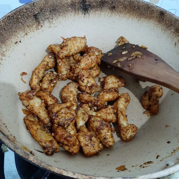 Masukkan ayam goreng. Aduk rata hingga ayam berbalut bumbu. Siap disajikan dengan taburan wijen dan bawang.