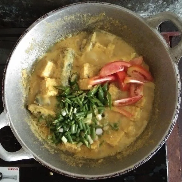 Masukkan daun bawang, tomat, dan cabe hijau besar. Siap disajikan.