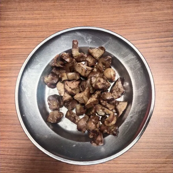 Rebus sebentar ati ampela, potong potong lalu goreng sebentar saja.