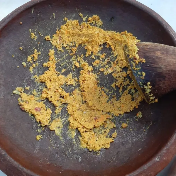 Haluskan bumbu.