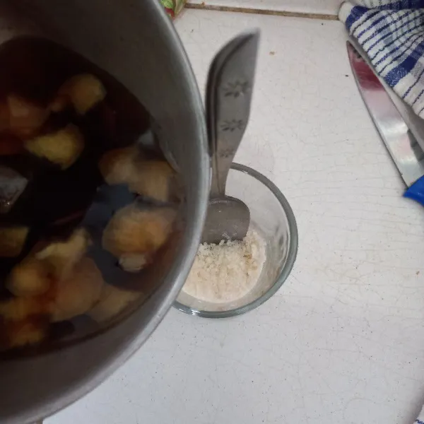 Tuang air rebusan teh dan kulit apel, aduk sampai gula larut dan siap disajikan.