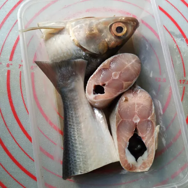Bersihkan ikan dari sisiknya, potong sesuai selera dan buang isi perutnya.