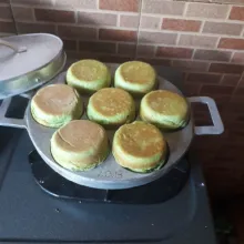 Panaskan cetakan martabak mini dengan api kecil dan olesi tipis margarin. Panggang roti dengan api kecil hingga kedua sisi matang.