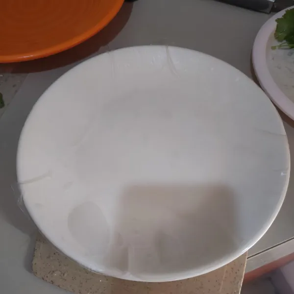 Rendam rice paper di air hingga lentur.