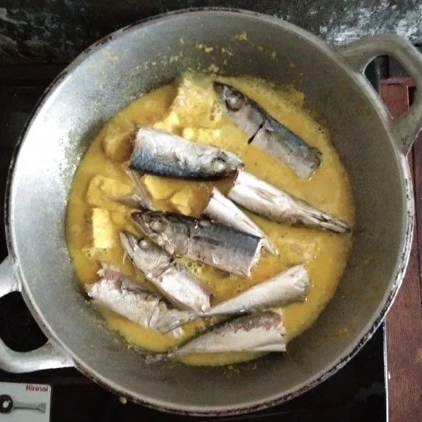 Masukkan ikan pindang. Tambahkan garam, gula, penyedap, dan air.