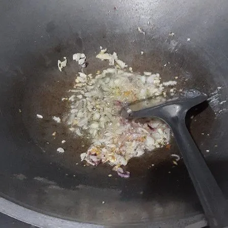 Tumis duo bawang hingga wangi