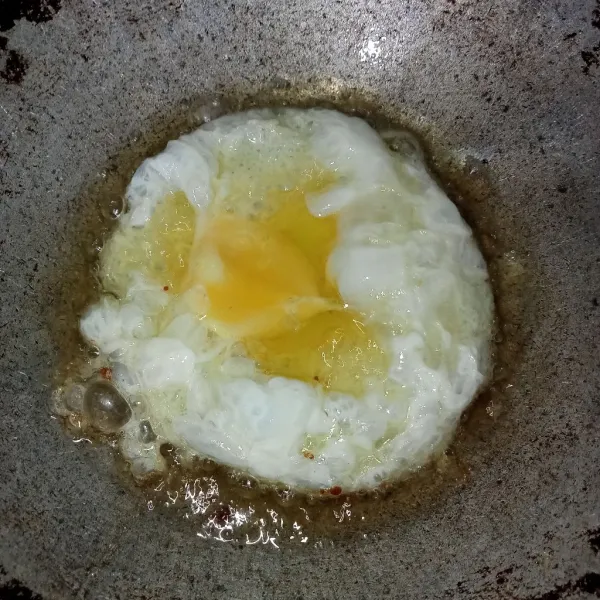 Panaskan minyak kemudian ceplok telur dan tiriskan. Sisihkan.
