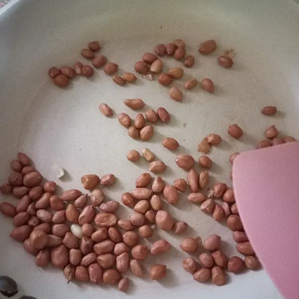 Siapkan taburan kacang. Sangrai kacang tanah hingga wangi dan matang, kemudian haluskan bersama gula pasir.