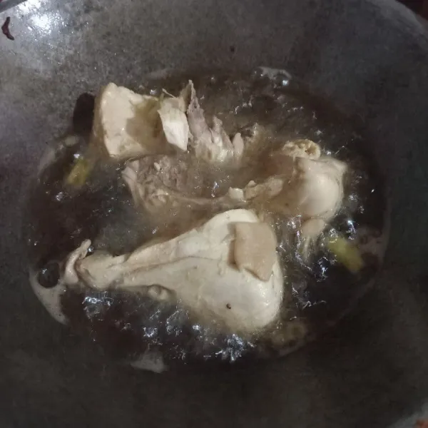 Goreng ayam yang sudah direbus di air kuah soto tadi, kemudian suwir-suwir, sisihkan.